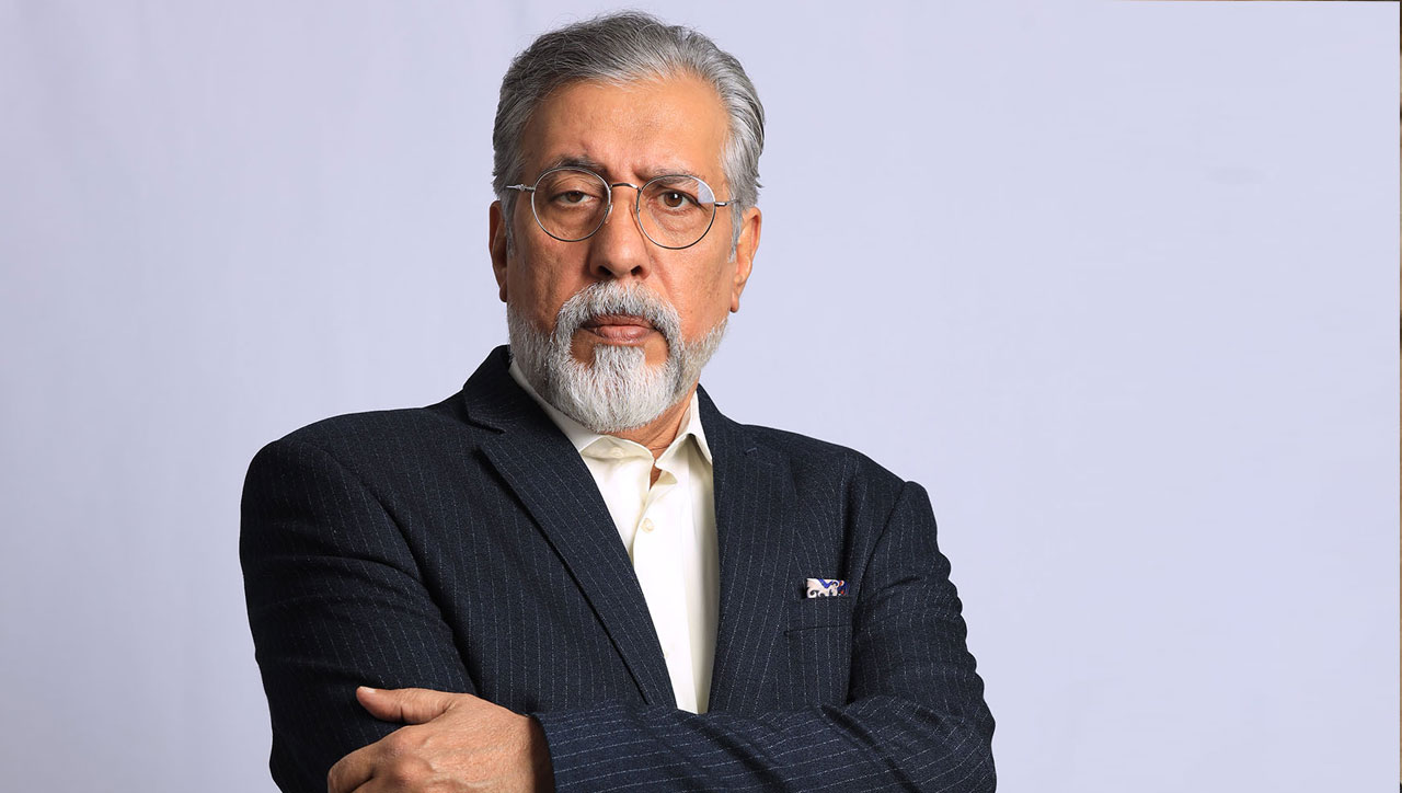 يطل فيه بشخصية البروفيسور غانم