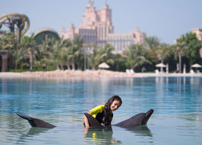 صداقة الدلفين.. بهجة الطفولة