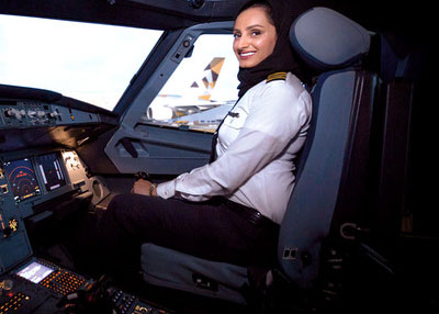 عائشة المنصوري.. أول إمــــــاراتية تقود أكبر طائرة في العالم