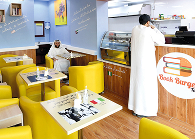 "بوك بيرغر" مطعم ثقافي يقدم كتاباً مع كل وجبة صحية
