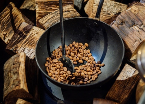 «القهوة».. نكهة التراث الإماراتي