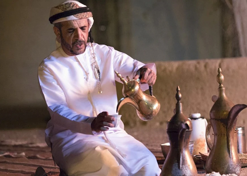 دلّة القهوة رمز الضيافة في مجالس الإمارات